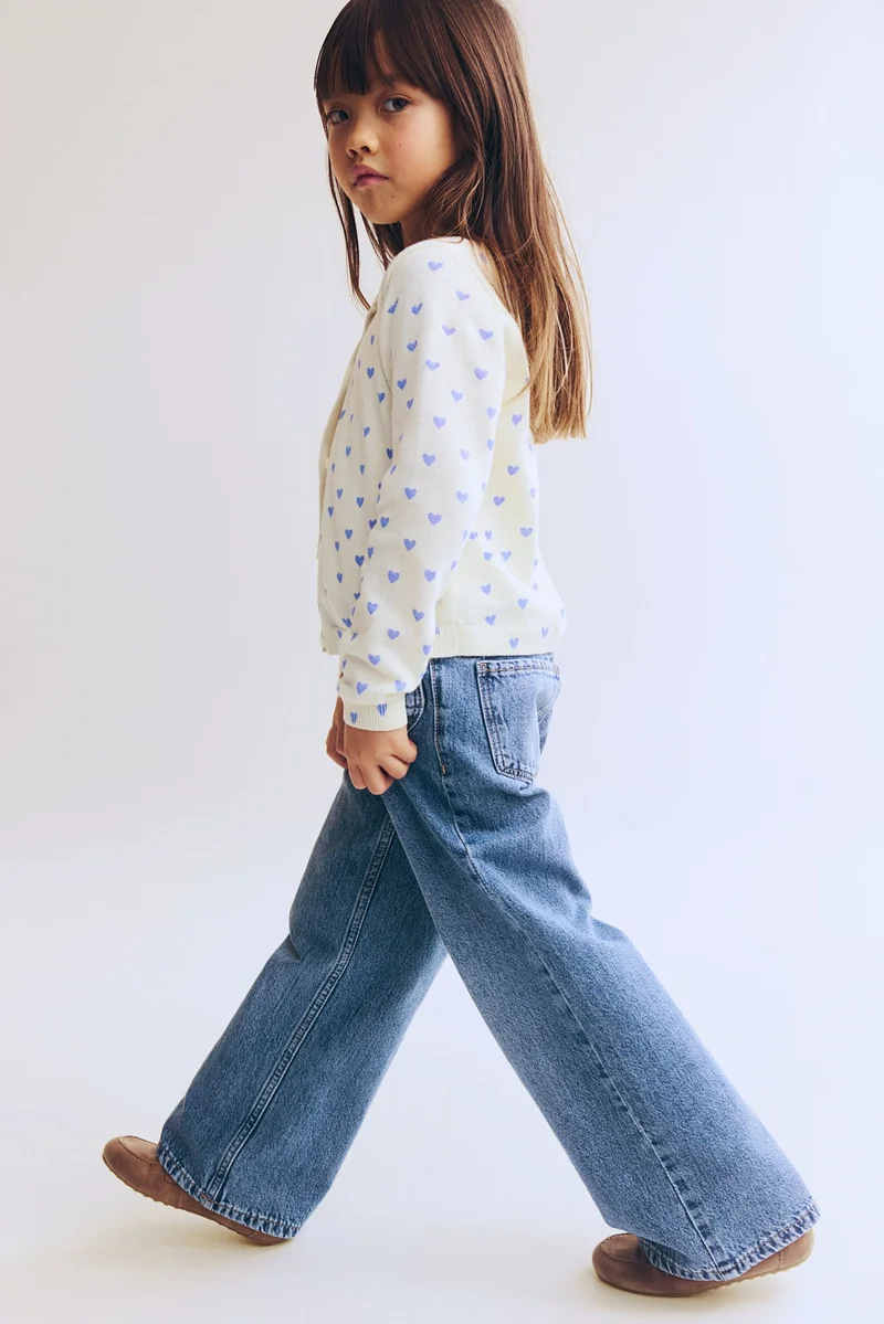 اتش اند ام بنطلون جينز بأرجل واسعة وتفاصيل مطبوعة