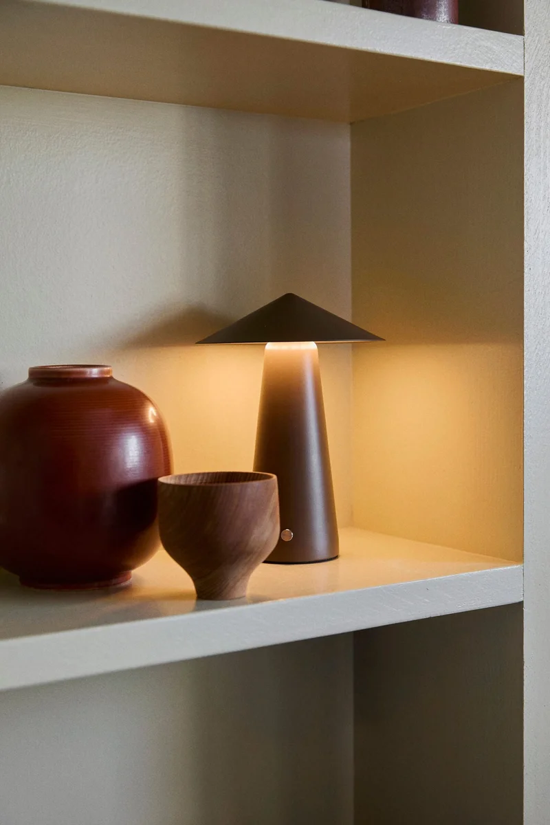 اتش اند ام مصباح طاولة قابل لإعادة الشحن