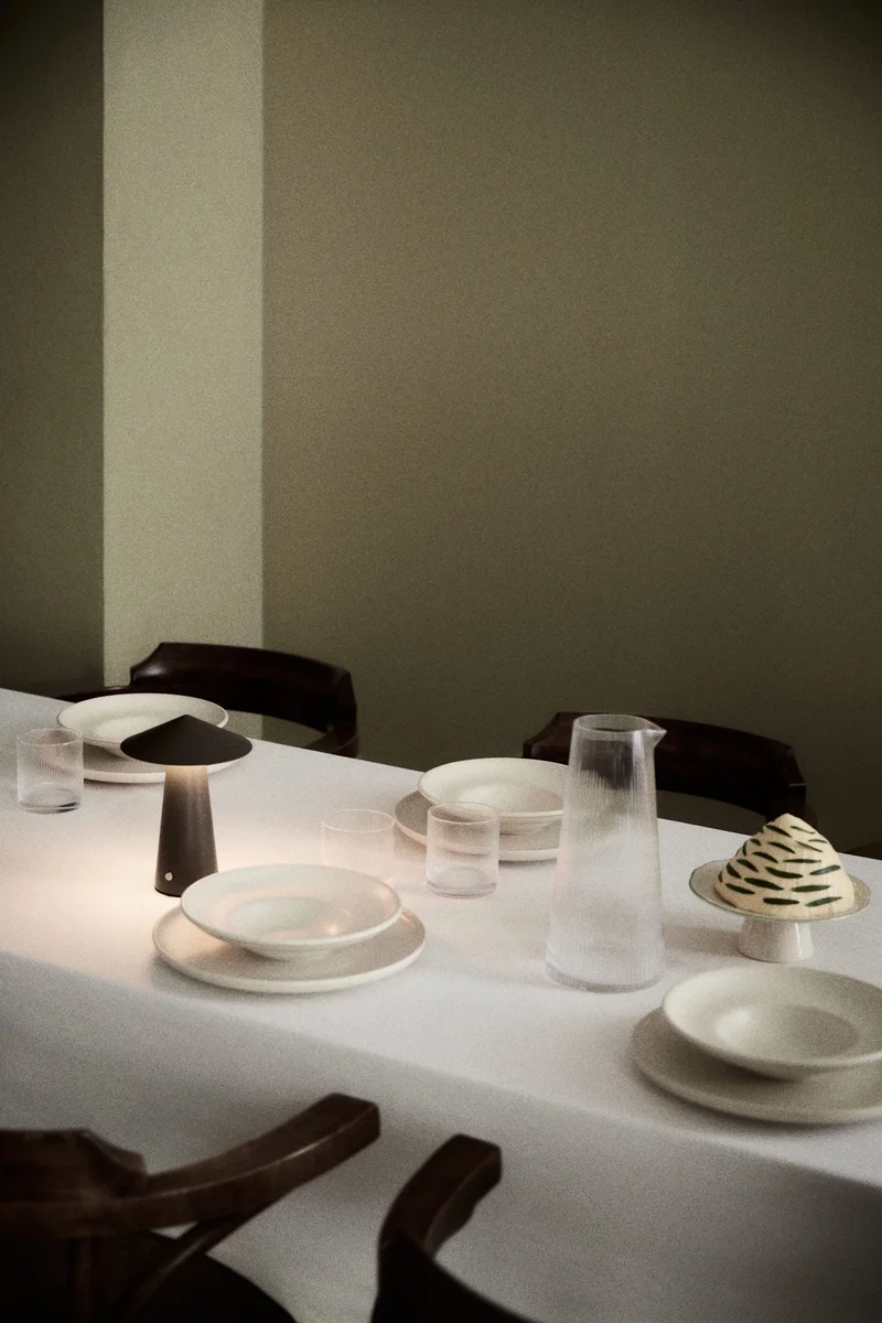 اتش اند ام مصباح طاولة قابل لإعادة الشحن