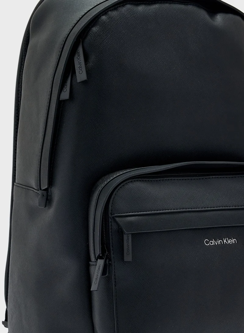 كالفن كلاين حقيبة ظهر مزينة بشعار العلامة التجارية