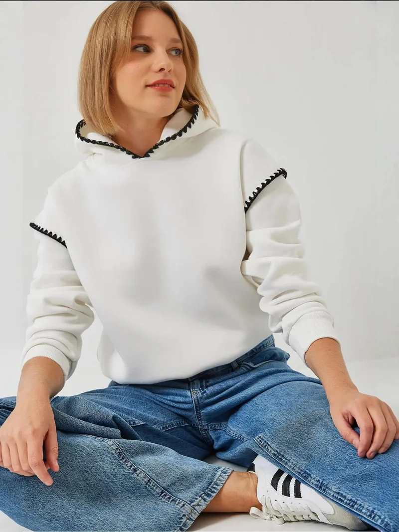 بيانكو لوتشي هودي لوتشي بقبعة وتفاصيل دانتيل بقصة مريحة