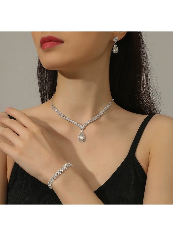 طقم نسائي فضي 4 قطع | عقد وقرط وسوار بحجر الراينستون بتصميم قطرة لفساتين السهرة والملابس ذات العنق V - Image 2
