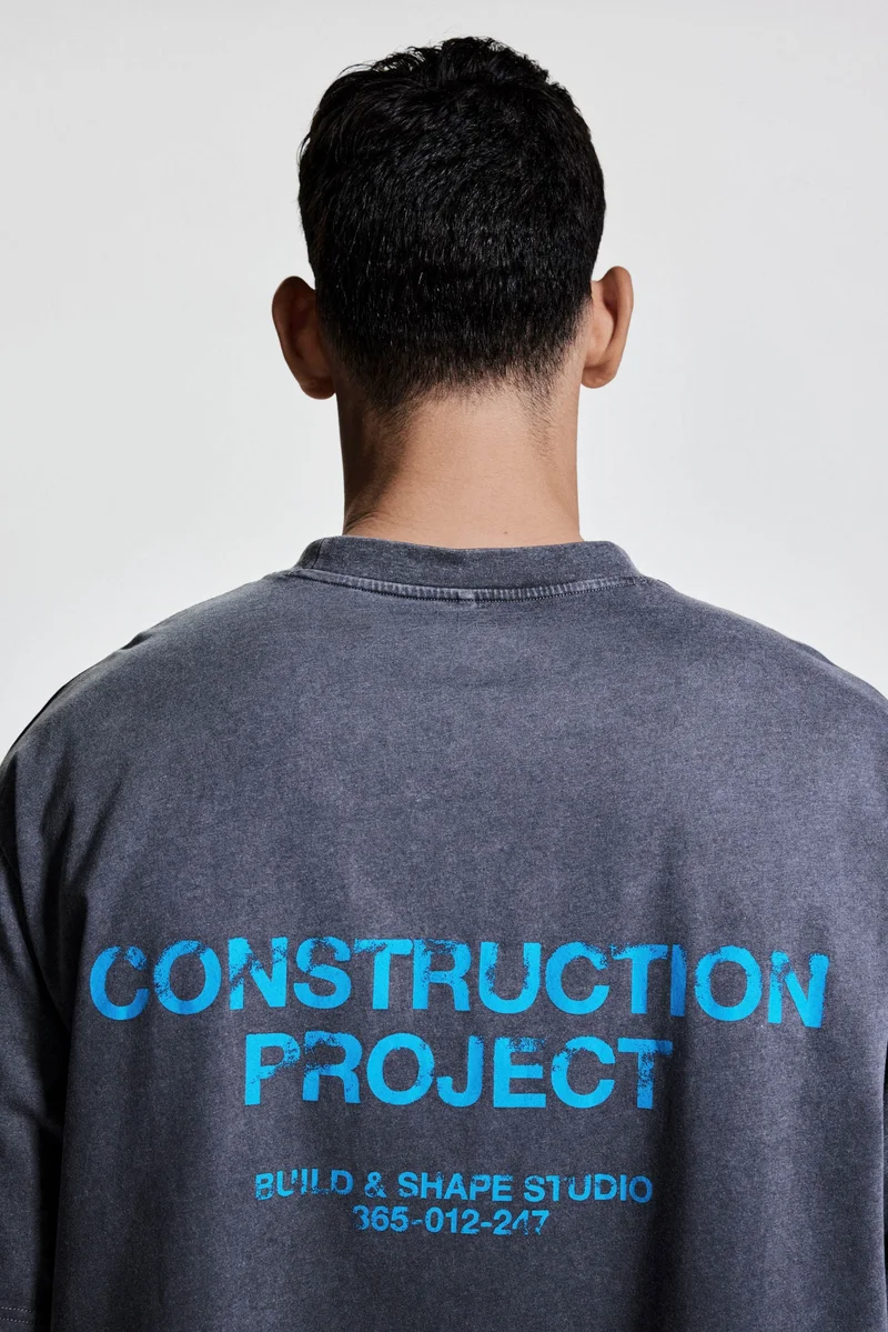 اتش اند ام قميص رياضي بقصّة بوكسي من نسيج دراي موف™