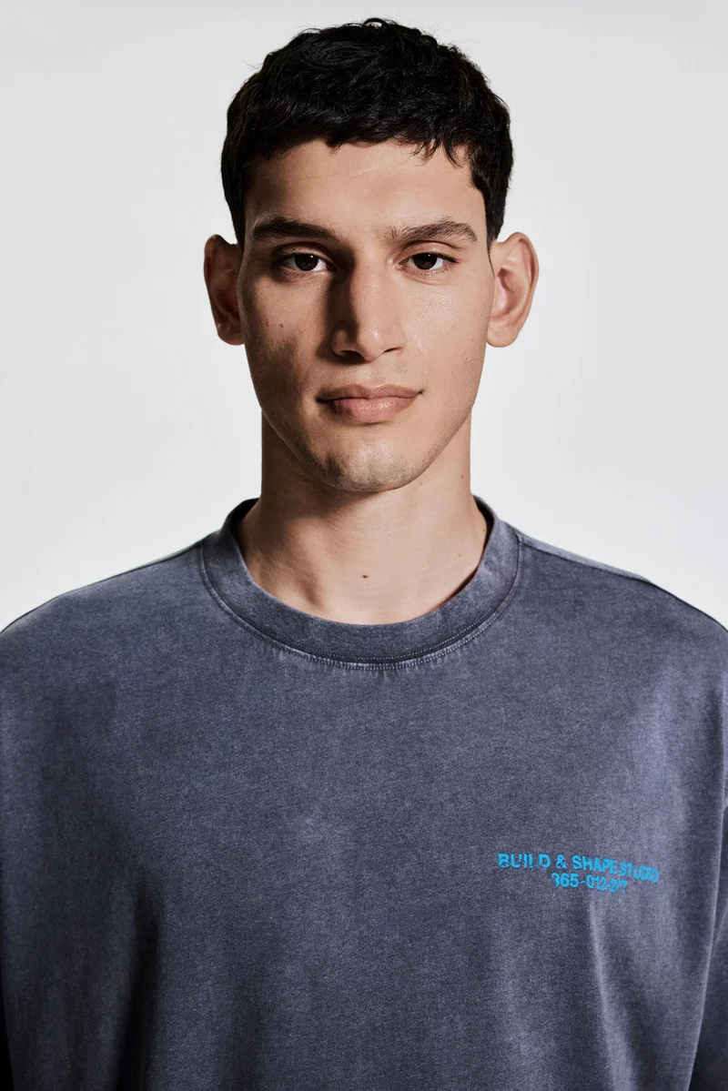 اتش اند ام قميص رياضي بقصّة بوكسي من نسيج دراي موف™