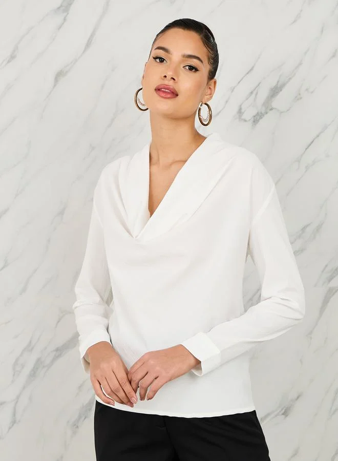 ستايلي بلوزة محبوكة بأكمام طويلة وياقة ملتفة بنقشات بارزة