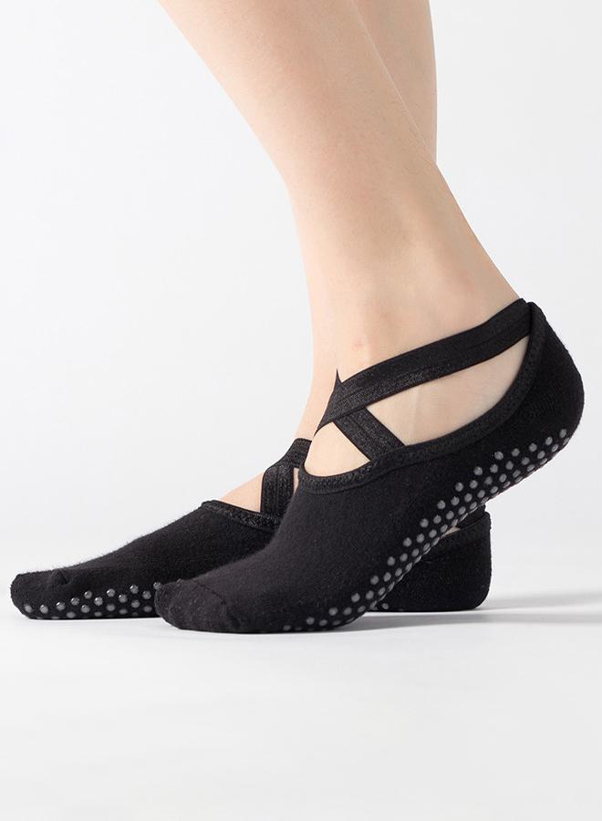 Styli Cross Over Straps Silicon Pad Base No Show Yoga Socks  - Image 3