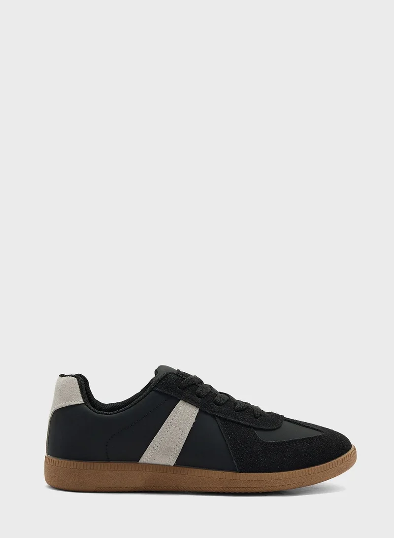 ترافل من نمشي Women'S Low Top Lace Up Sneaker