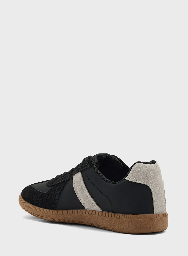 ترافل من نمشي Women'S Low Top Lace Up Sneaker