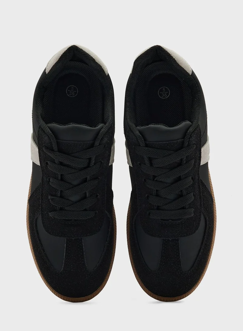 ترافل من نمشي Women'S Low Top Lace Up Sneaker