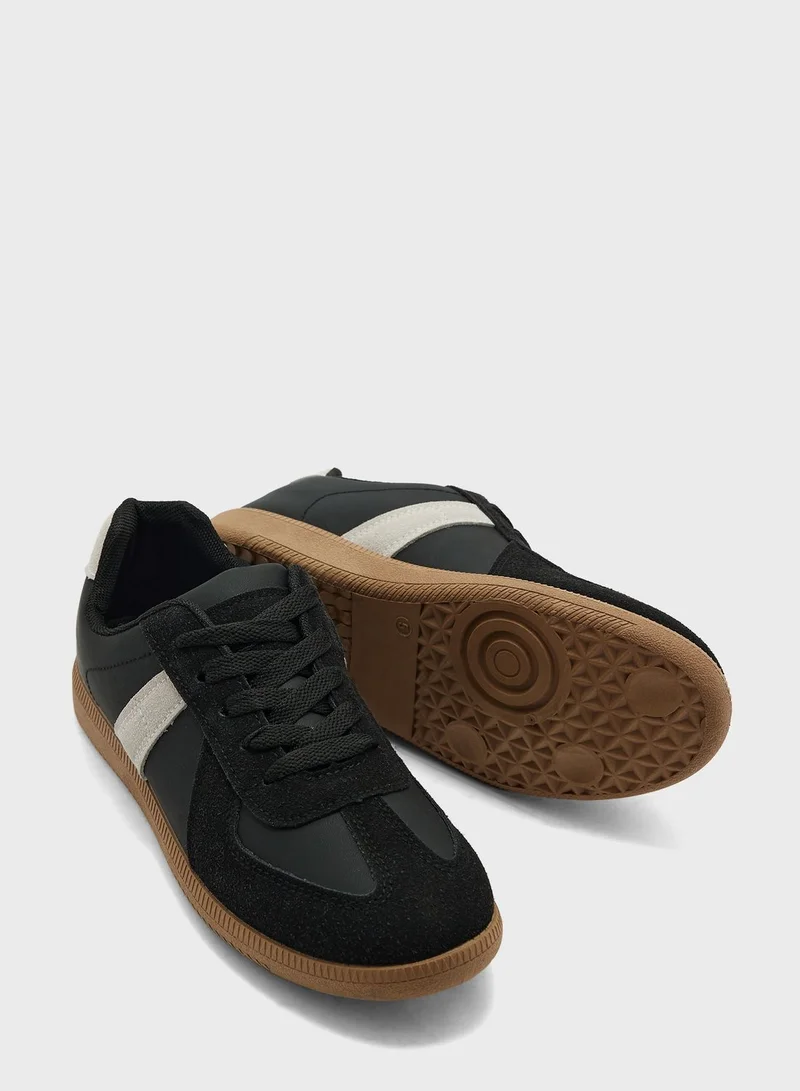 ترافل من نمشي Women'S Low Top Lace Up Sneaker