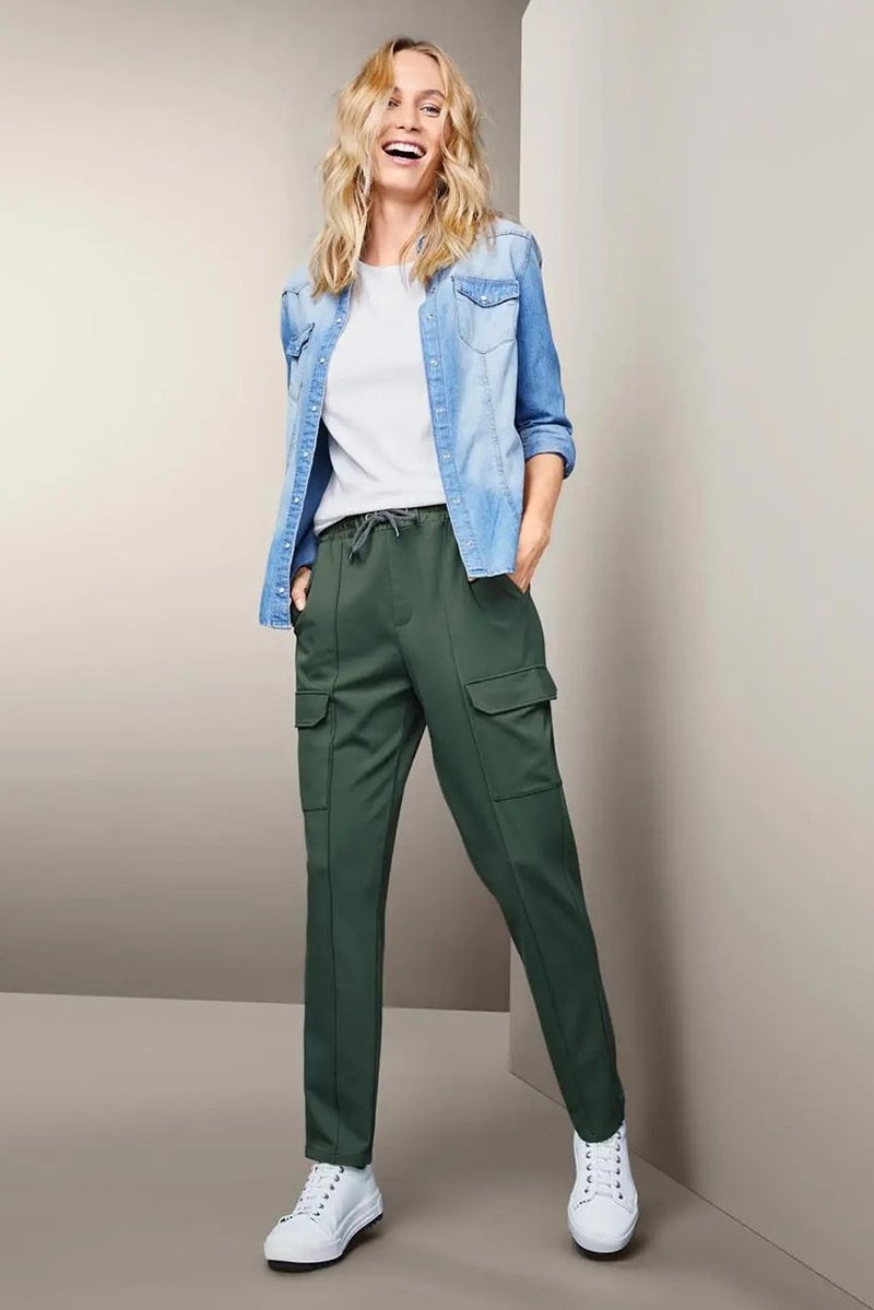 Tchibo سروال جوجر للنساء قابل للتمدد مع حبل سحب، أخضر - Image 1