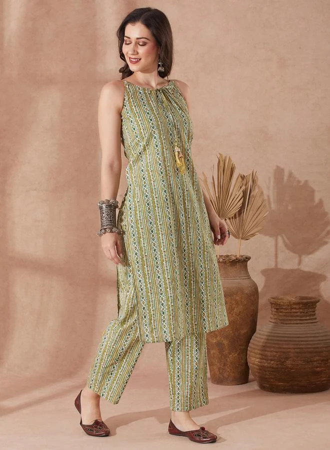 جلو باص طقم كورتا مستقيمة بطبعة عرقية مزينة بشراريب مع بنطال