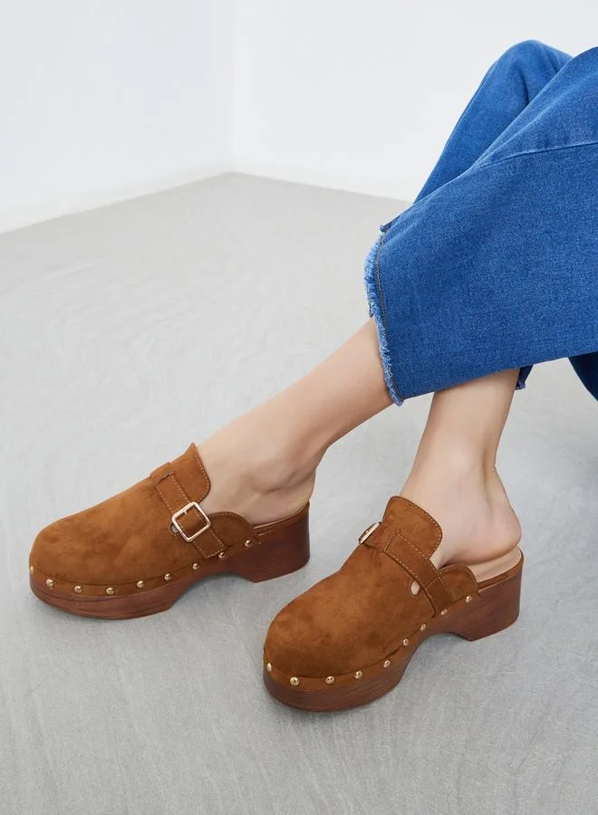 ستايلي حذاء ميولز بكعب سميك مرصع مع مشبك أمامي