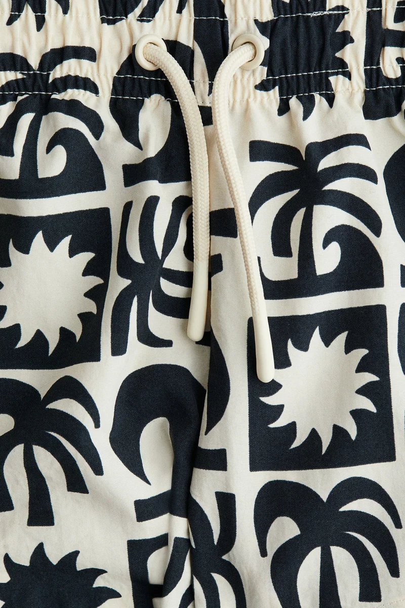 اتش اند ام شورت سباحة مزين بطبعة