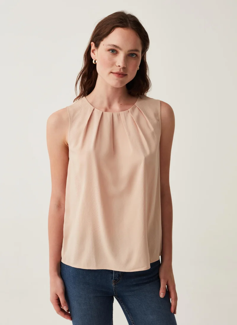 او في اس Sleeveless patterned blouse with pleating