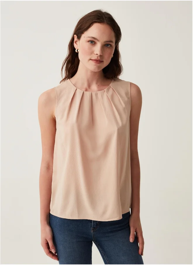او في اس Sleeveless patterned blouse with pleating