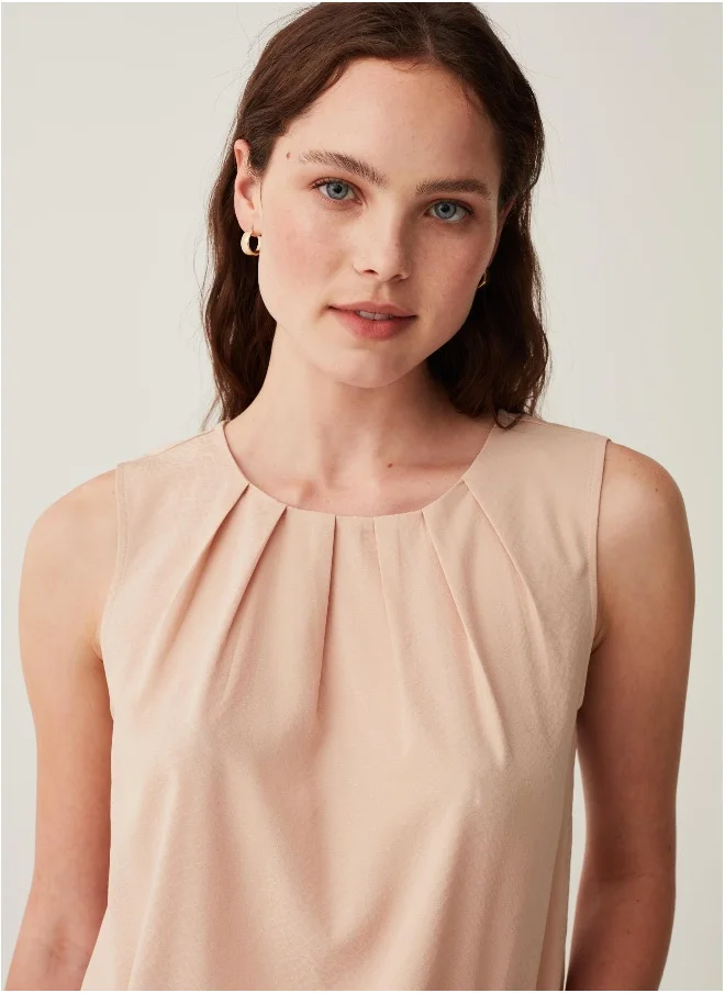 او في اس Sleeveless patterned blouse with pleating