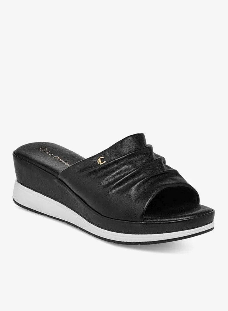 لو كونفورت صنادل سلايد بكعب ويدج وتفاصيل مجعدة