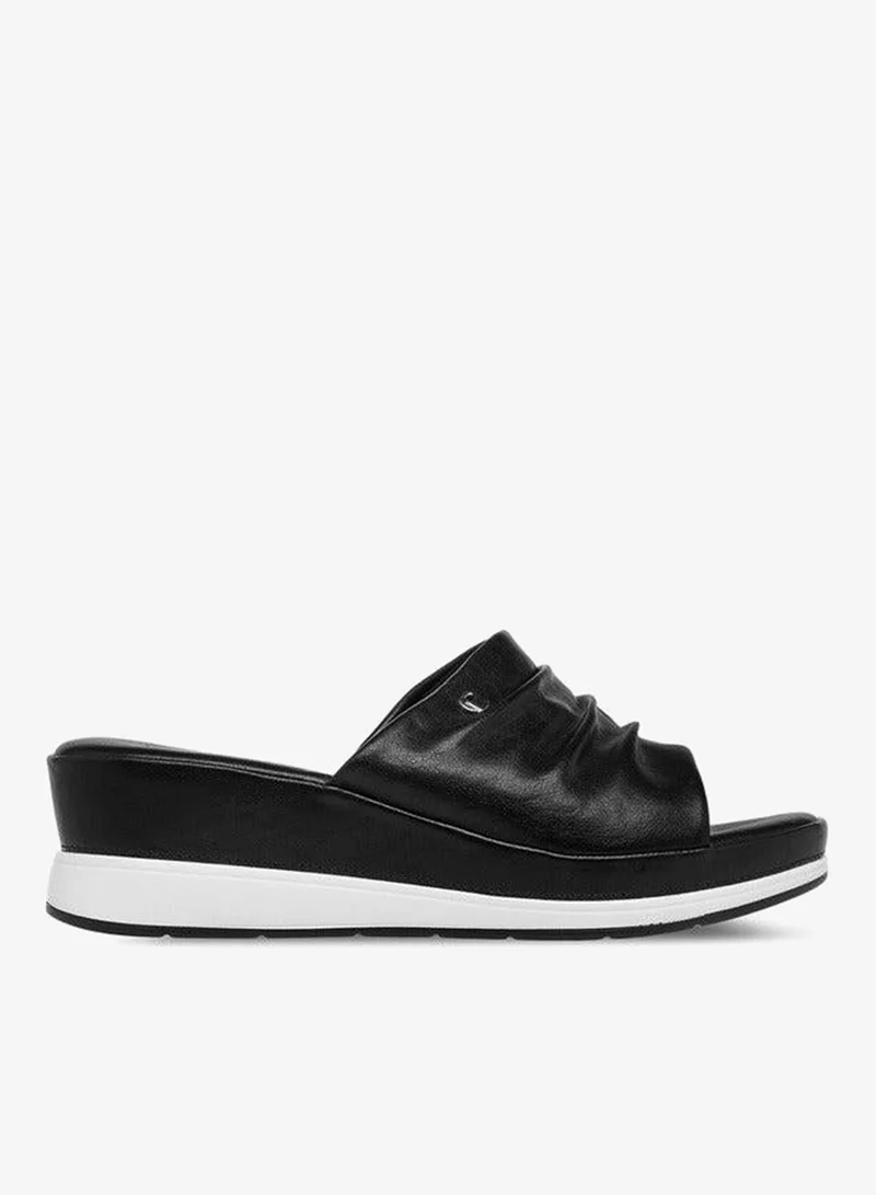 لو كونفورت صنادل سلايد بكعب ويدج وتفاصيل مجعدة