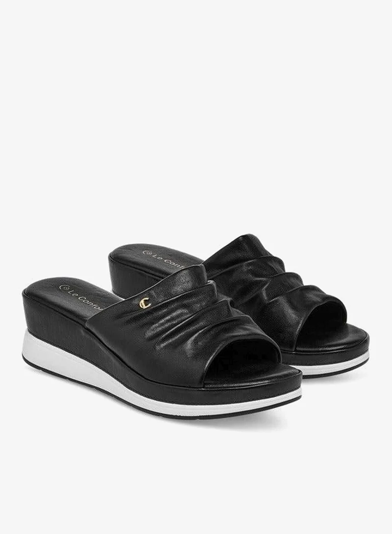 لو كونفورت صنادل سلايد بكعب ويدج وتفاصيل مجعدة