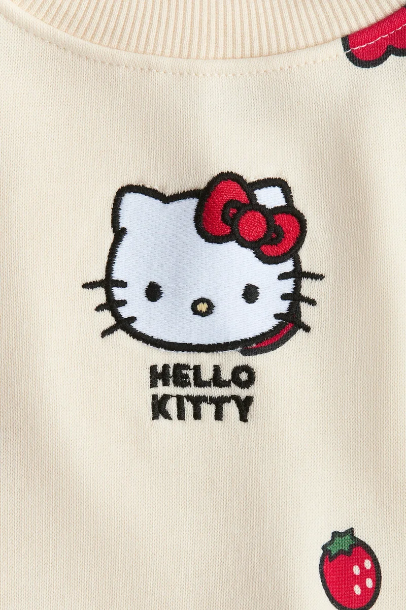 اتش اند ام فستان بتصميم سويت شيرت مزين بطبعة