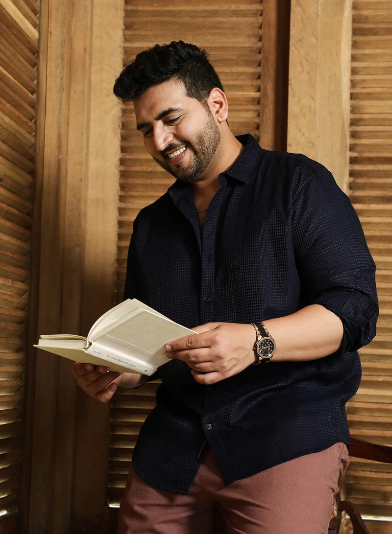 انستافاب بلس قميص رجالي أزرق داكن بألواح ملمسية وياقة ممتدة