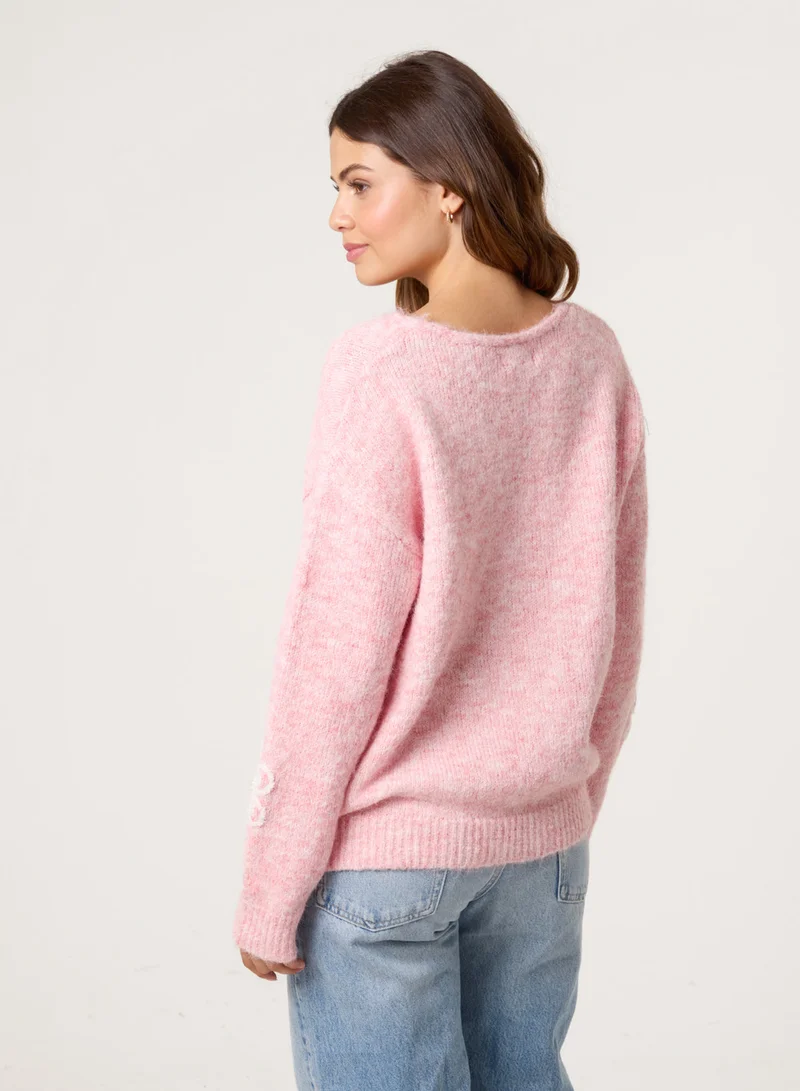 بلو فانيلا كنزة بياقة على شكل حرف  مزينة بالزهور واللؤلؤ