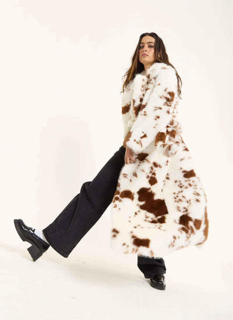 هاوس أوف هولاند معطف فرو صناعي بقرة بني وأبيض