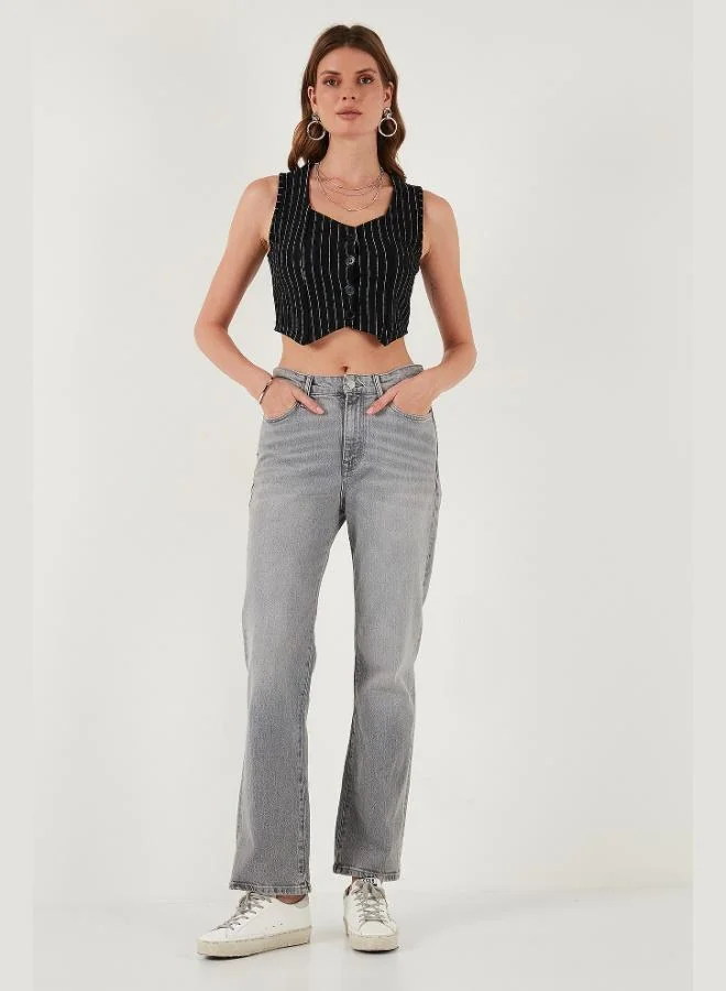 ليلا ليلا سترة قصيرة ضيقة بياقة على شكل قلب وأزرار وحمالات عريضة للنساء