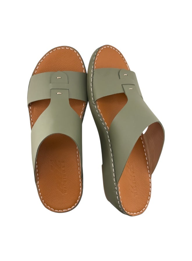 إيت صندل عربي يدوي الصنع للرجال من AET | شبشب رجالي خارجي | شبشب مفتوح الأصابع للاستخدام اليومي | جلد عربي أصلي ناعم بالكامل | تصميم جديد | نعل داخلي بلون بني فاتح | مريح وخفيف الوزن - Image 2