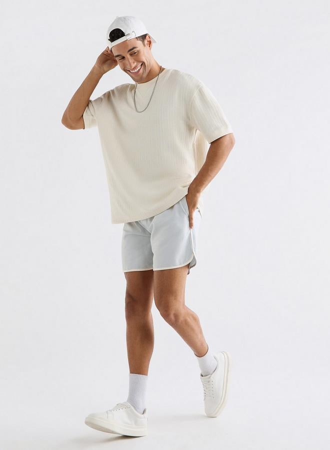 سبلاش فيڤ شورت سادة بجيوب وتفاصيل خيوط بارزة - Image 2