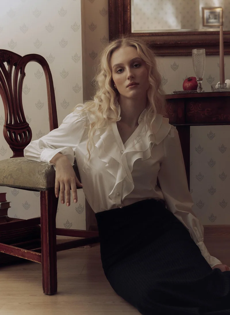 Lichi Straight blouse with ruffle at the collar
