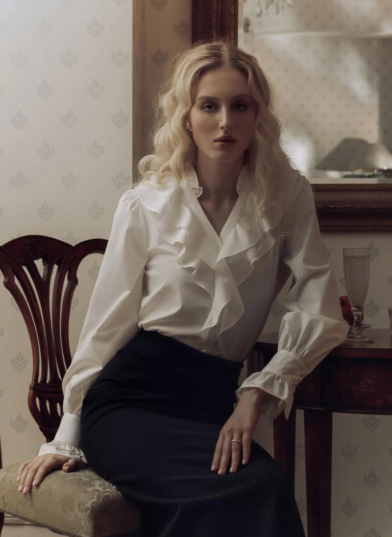 Lichi Straight blouse with ruffle at the collar