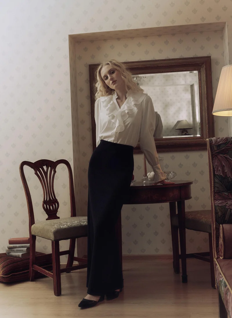 Lichi Straight blouse with ruffle at the collar