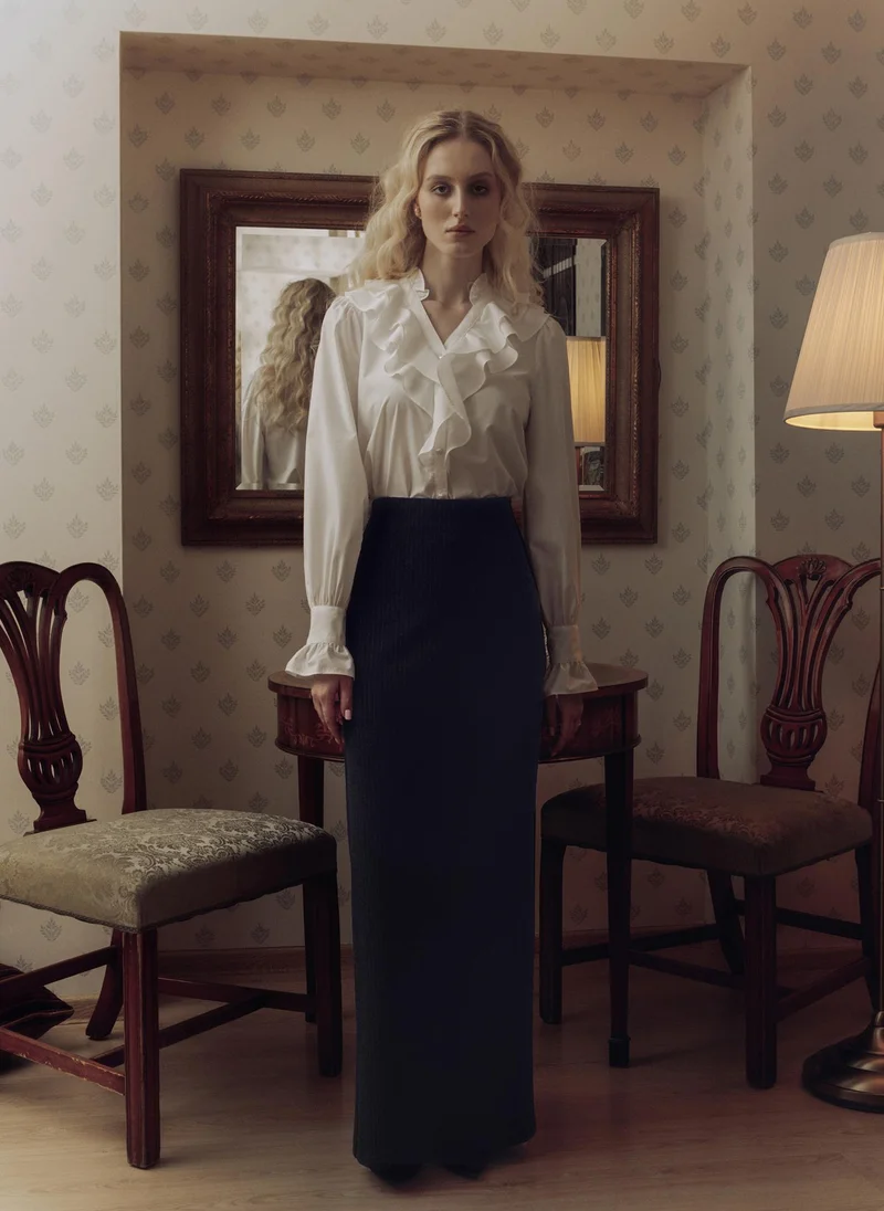 Lichi Straight blouse with ruffle at the collar