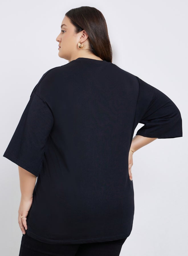 ستايلي تيشيرت بمقاس كبير وكتابة مُطرّزة - Image 4