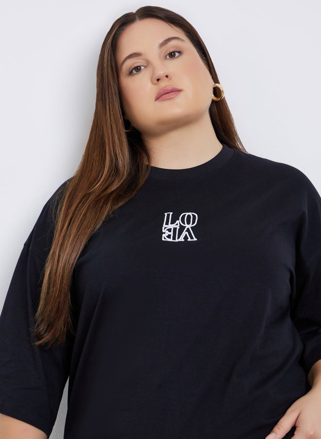 ستايلي تيشيرت بمقاس كبير وكتابة مُطرّزة - Image 3