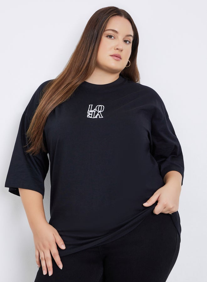 ستايلي تيشيرت بمقاس كبير وكتابة مُطرّزة - Image 1