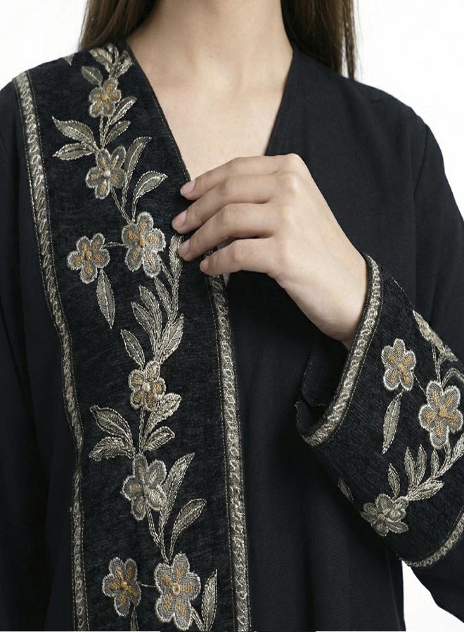 عبايات حوراء عباية سوداء بتطريزات ذهبية على الكم و طول العباية - Image 5