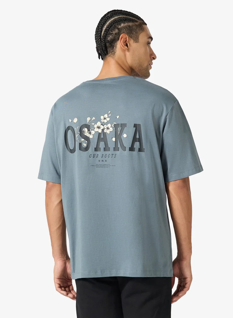 جاك اند جونز تيشيرت بطباعة نصية بقصة عادية وياقة دائرية