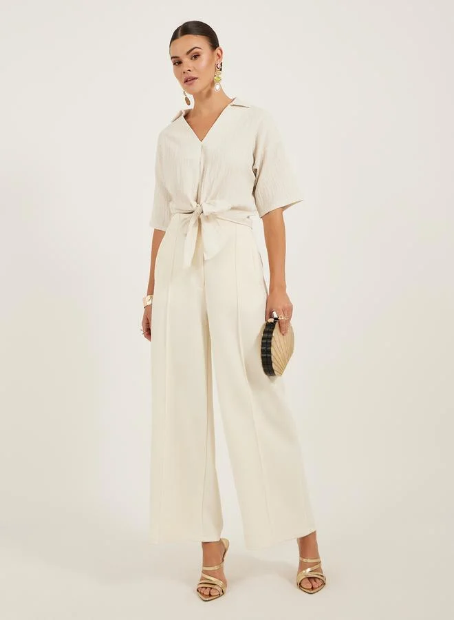 ستايلي بلوزة بياقة على شكل حرف  مع تفاصيل ربط