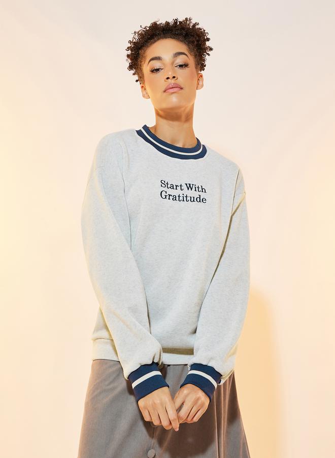 تايك تو سويت شيرت بأكتاف منخفضة وكتابة مُطرّزة - Image 1