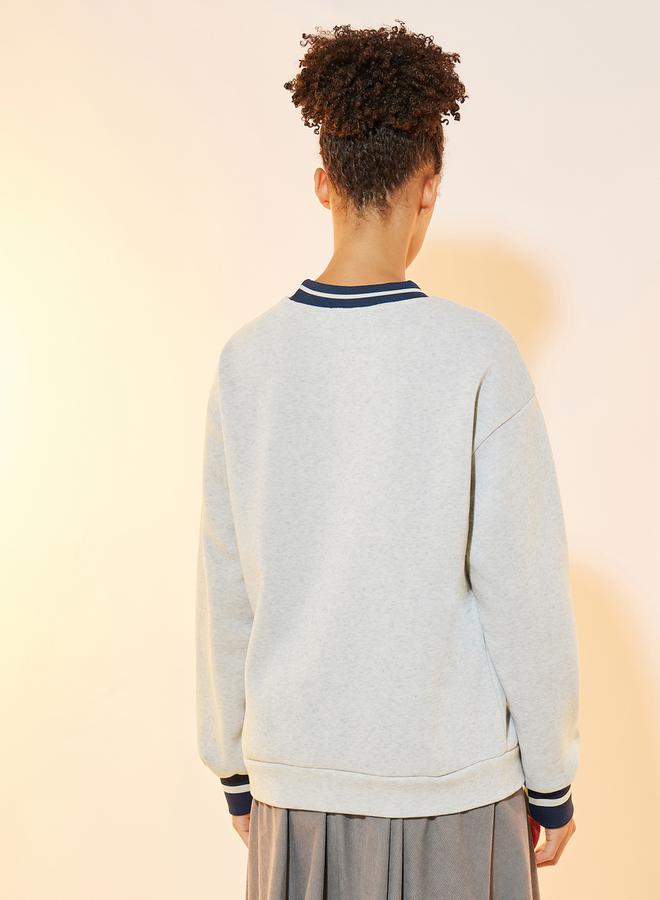 تايك تو سويت شيرت بأكتاف منخفضة وكتابة مُطرّزة - Image 4