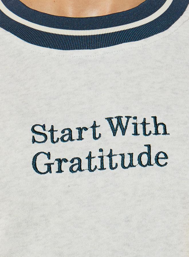 تايك تو سويت شيرت بأكتاف منخفضة وكتابة مُطرّزة - Image 3