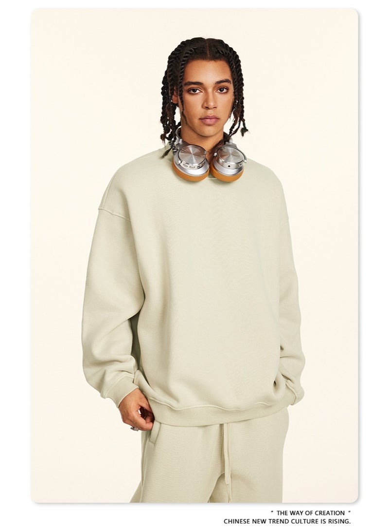 بى طقم هودي جديد من ماركة أمريكية عصرية لعام ٢٠٢٥، مكون من قطعتين: هودي بأكمام طويلة مبطن بالفرو وياقة دائرية، وبنطال رياضي بقصة مستقيمة، طقم كاجوال للجنسين (لون الكثبان الرملية). - Image 3