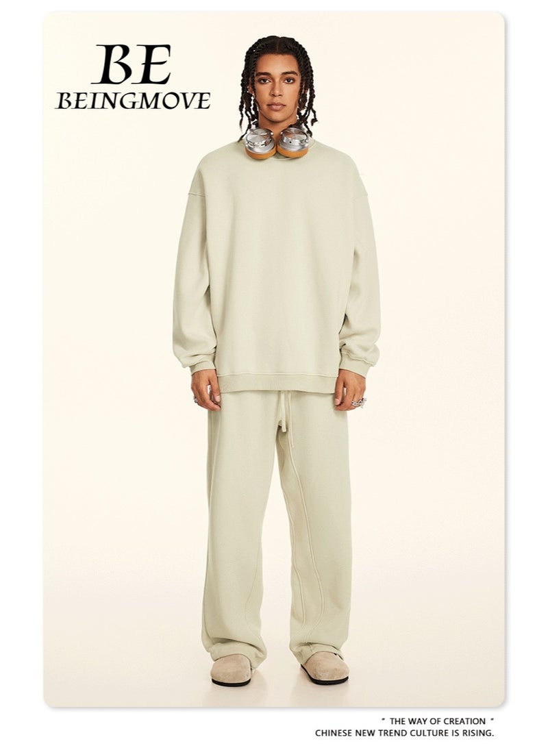 بى طقم هودي جديد من ماركة أمريكية عصرية لعام ٢٠٢٥، مكون من قطعتين: هودي بأكمام طويلة مبطن بالفرو وياقة دائرية، وبنطال رياضي بقصة مستقيمة، طقم كاجوال للجنسين (لون الكثبان الرملية). - Image 1