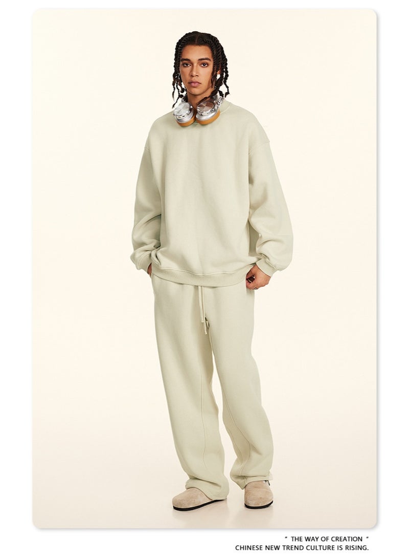 بى طقم هودي جديد من ماركة أمريكية عصرية لعام ٢٠٢٥، مكون من قطعتين: هودي بأكمام طويلة مبطن بالفرو وياقة دائرية، وبنطال رياضي بقصة مستقيمة، طقم كاجوال للجنسين (لون الكثبان الرملية). - Image 2