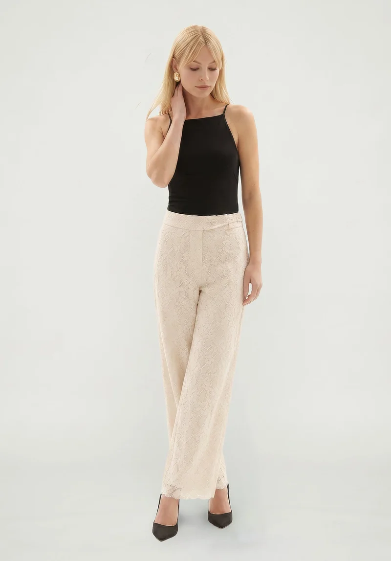 ليلي وليونيل Calipo Lace Trouser in White