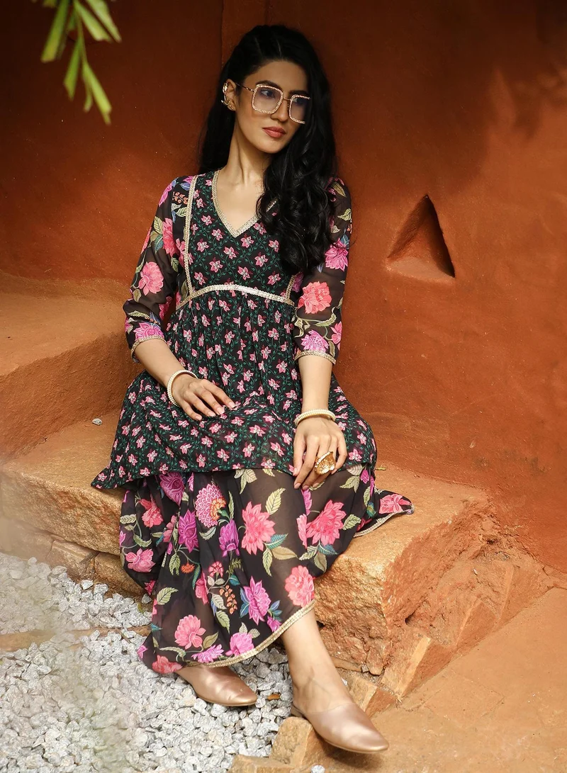  قصة طقم كردي وشرارة نسائي أسود ليلي بنقوش زهور للاستخدام اليومي بياقة على شكل حرف  وأكمام ربع، طقم كورتا من  قطع بتصميم مريح للملابس العرقية اليومية