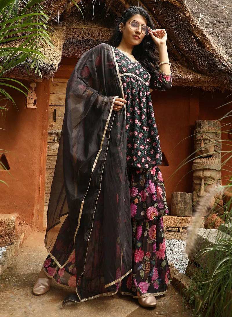  قصة طقم كردي وشرارة نسائي أسود ليلي بنقوش زهور للاستخدام اليومي بياقة على شكل حرف  وأكمام ربع، طقم كورتا من  قطع بتصميم مريح للملابس العرقية اليومية